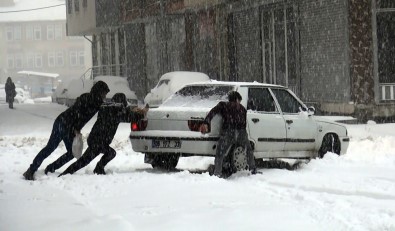 Ahlat'ta Yoğun Kar Yağışı Etkili Oluyor