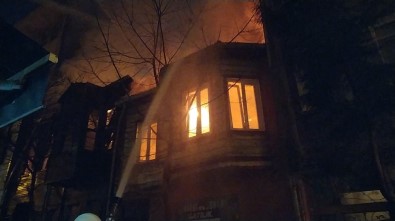 Bakırköy'de Korkutan Yangın Açıklaması Ahşap Bina Alev Alev Yandı