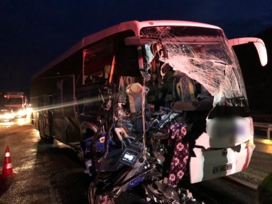 Bilecik'te Otobüs İle Tır Çarpıştı Açıklaması 17 Yaralı
