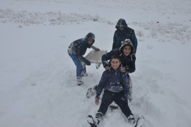 Bulanık'ta Kar, Büyükler İçin Çile Küçükler İçin Eğlence Oldu
