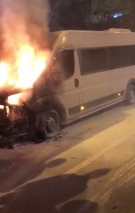 Esenler'de Park Halindeki Servis Minibüsü Alev Alev Yandı