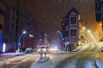 Gümüşhane'de Etkili Kar Yağışı Vatandaşları Sokağa Döktü