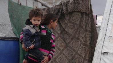 İdlib'ten Kaçan Siviller Çadırlarda Barınmaya Çalışıyor