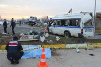 DURASıLLı - İşçi Servisiyle Kamyonet Çarpıştı Açıklaması 1 Ölü, 24 Yaralı