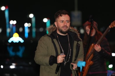 İskenderun'da Yağmur Altında Emre Aydın Konseri