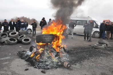 İşten Çıkarılan Maden İşçileri Ateş Yakıp Eylem Yaptı