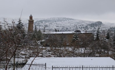 Kar Tarihi Harput Mahallesi'ni Beyaza Bürüdü, 13 Köy Yolu Kapandı