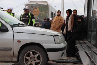 Otobüse Çarpan Otomobil Durağa Daldı, Yolcular Son Anda Kaçtı