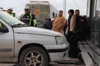 SAĞLIK EKİBİ - Otobüse Çarpan Otomobil Durağa Daldı, Yolcular Son Anda Kaçtı