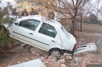 GAZ SIZINTISI - Otomobil Apartmanın Bahçe Duvarından Düştü