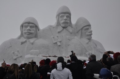 Sarıkamış'ta Kardan Şehit Askerler Heykeli