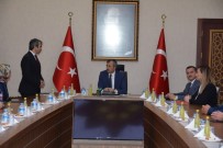 İL MİLLİ EĞİTİM MÜDÜRÜ - Vali Sezer Açıklaması 'Eğitim İçin Herkesin Aynı Yere Katkı Vermesi Lazım'