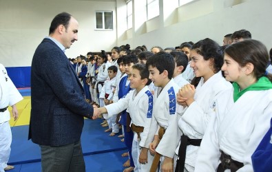 Başkan Altay, 8 İlden Gelerek Konya'da Kamp Yapan Judocularla Buluştu