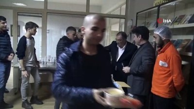 Başkan Bulut İle Rektör Karacoşkun Öğrencilere Çorba İkramında Bulundu