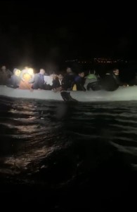 Dikili'de Düzensiz Göçmen Botu İle Sahil Güvenlik Botu Çarpıştı