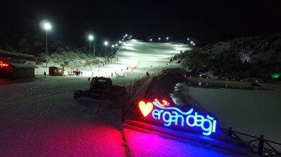 Ergan Kayak Merkezi'nde Gece Kayak Keyfi
