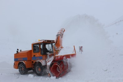Erzincan'da Kar Ve Tipi 200 Köy Yolunu Ulaşıma Kapadı
