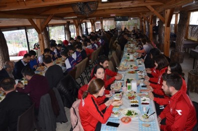 Gerze Belediye Spor'a Destek Kahvaltısında Protokol Üyeleri Bir Araya Geldi