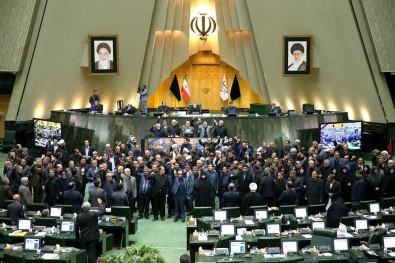 İran Meclisi'nde 'ABD'ye ölüm' sloganları