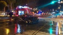 İZMIR ADLI TıP KURUMU - İzmir'de Feci Kaza... Takla Atan Araçtan Caddeye Savruldular Açıklaması 2 Ölü, 1 Yaralı