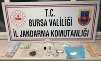 Jandarmadan Kaçarken Çamura Saplandılar...Araçtan Uyuşturucu Çıktı