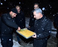 KIŞ LASTİĞİ - Kar Mücadelesinde Çalışanlara Başkan Çınar'dan Baklava İkramı