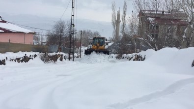 Karlıova'da Kar Kamyonlarla Taşınıyor