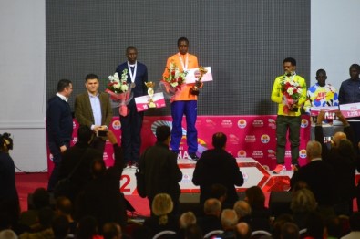 Maratonda Dereceye Girenlere Madalyaları Verildi