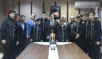 MESLEK OKULU - Mili Eğitim Müdürü Kupa Alan Özel Sporcuları Kutladı