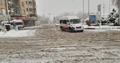 Afyonkarahisar'da Kar Kalınlığı 20 Santimetreyi Buldu
