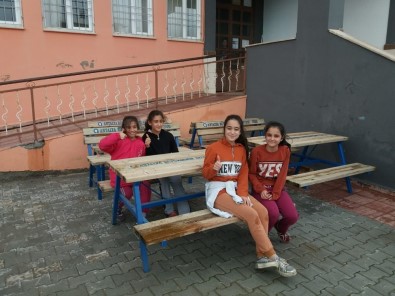 Alanya'da Okul Ve Camilere Bank Ve Piknik Masası