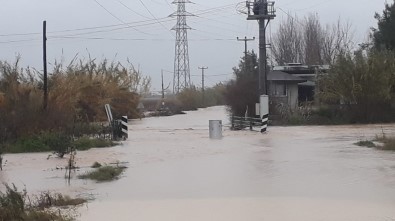Antalya'da Etkili Yağış Su Baskınlarına Neden Oldu