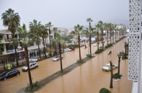 ESNAF ODASI - Antalya'da Sağanak Yağmur Hayatı Felç Etti