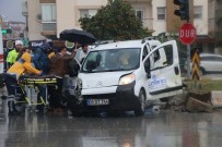 TİCARİ ARAÇ - Aydın'da Trafik Kazası; 4 Yaralı