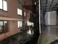 ŞİDDETLİ RÜZGAR - Bahçelievler'de Fabrikanın Çatısı Uçtu
