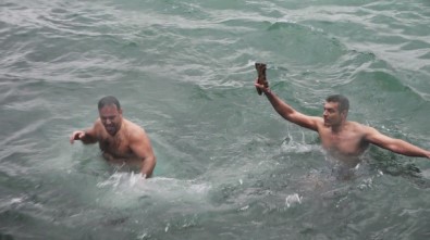 Buz Gibi Havada Denizden Haç Çıkardılar