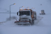 Erzincan'da Kar Ve Tipi 82 Köy Yolunu Ulaşıma Kapadı Haberi