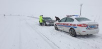 KAVAKLı - Jandarma Ekiplerinden Kardan Kapanan Yollarda Mahsur Kalan Araçlara Yardım