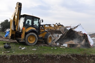 Kaçak Ahırlar Yıkıldı