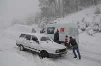 TAŞIMALI EĞİTİM - Kar Nedeniyle Yolda Kalan Araçlar Kurtarıldı