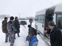 TAŞIMALI EĞİTİM - Karda Mahsur Kalan Öğrencilerin Yardımına Hüyük Belediyesi Ekipleri Yetişti