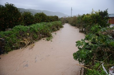 Kumluca'da Taşan Dere Su Baskınına Sebep Oldu