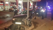 TRAFİK LAMBASI - Otomobil Trafik Lambasına Çarptı