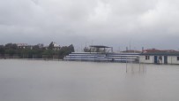 FUTBOL SAHASI - Sağanak Yağmur Futbol Sahasını Göle Çevirdi