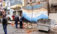 FEVZIPAŞA - Şiddetli Fırtına Sebebiyle Duvar Otomobilin Üstüne Devrildi