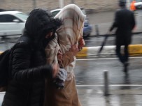 İSTİKLAL - Taksim'de Yağmur Ve Rüzgar Vatandaşlara Zor Anlar Yaşattı