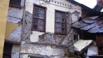 Tarsus'ta Aşırı Yağışlardan Evin Duvarı Çöktü