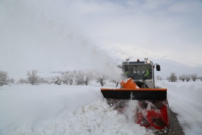 Tunceli'de Karla Mücadelede 177 Köy Yolu Açıldı, 41'İnde Çalışma Sürüyor