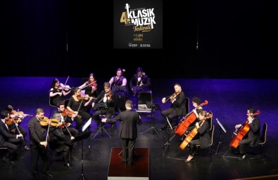 Yeni Yılın İlk Konseri Ataşehir Belediyesi Gençlik Senfoni Orkestrası'ndan