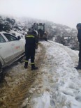 GÖKÇELER - Yunusemre'den 2 Mahallede Kar Temizleme Çalışması